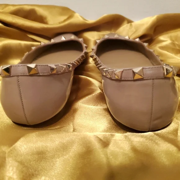 Valentino | Nude Rock Stud Ballerina Flats w Pointy Toe Patent Leather - 8.5 - Picture 4 of 15